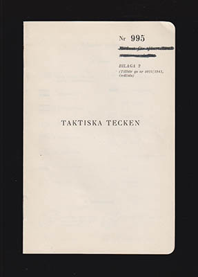 Svensk-rysk militärparlör. 1941 års upplaga. Armédel (del I) + Armédel (del II) Ordlista. Med bilagorna. 1. Grader och gradbeteckningar (saknas) och 2. Taktiska tecken och karttecken (i ficka) + Svensk-rysk militärparlör (förkortad del). 1942 års upplaga