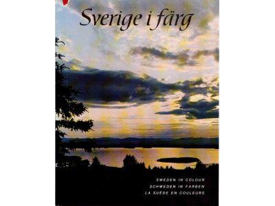Sverige i färg. Ett bildsvep i färg från svenska bygder /  Sweden in colour. A colour survey of Swedish towns and landscapes / Schweden in Farben. Ein Farbbildwerk schwedischer Landschaften und Städte / La Suède en couleurs. Choix de vues naturelles des v