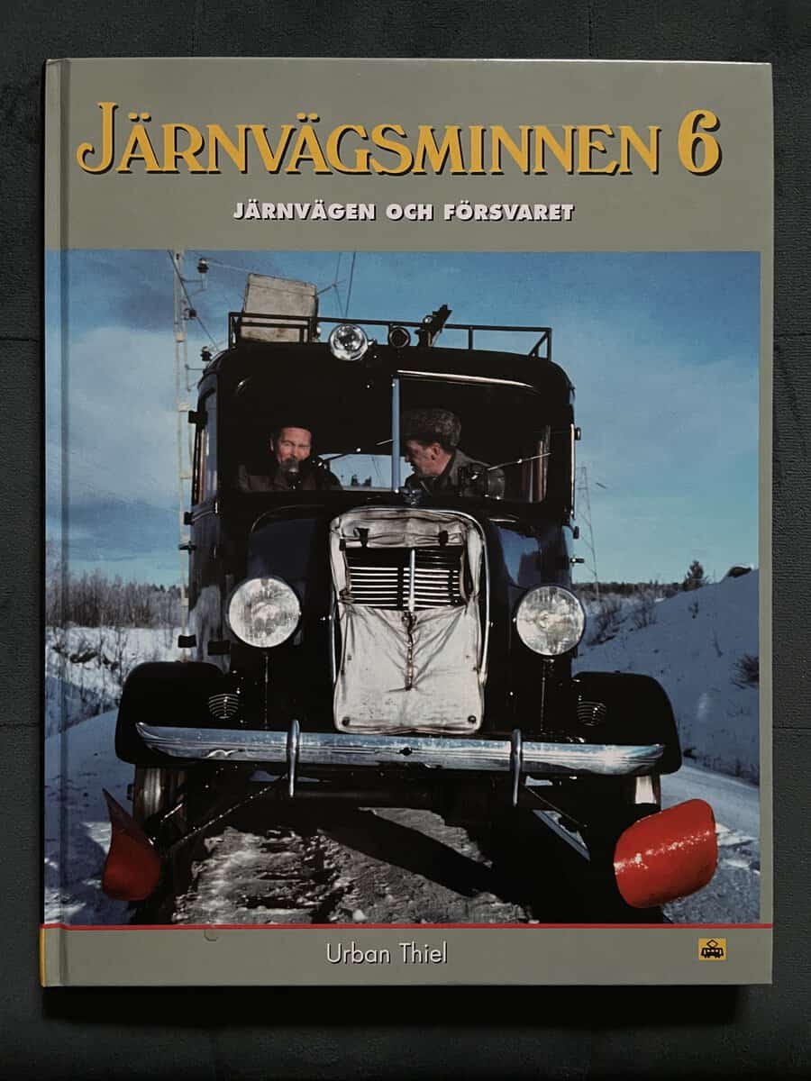 Thiel, Urban ; Sjöholm, Saga [red.] ; Sjöholm, Erik [red.] : Järnvägsminnen 6. Järnvägen och försvaret