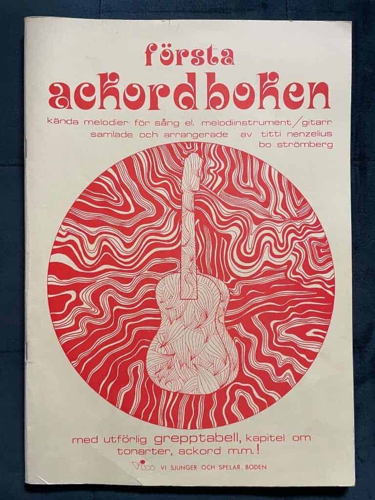 Titti Benzelius ; Bo Strömberg : Första ackordboken. Kända melodier för sång el. melodiinstrument/gitarr
