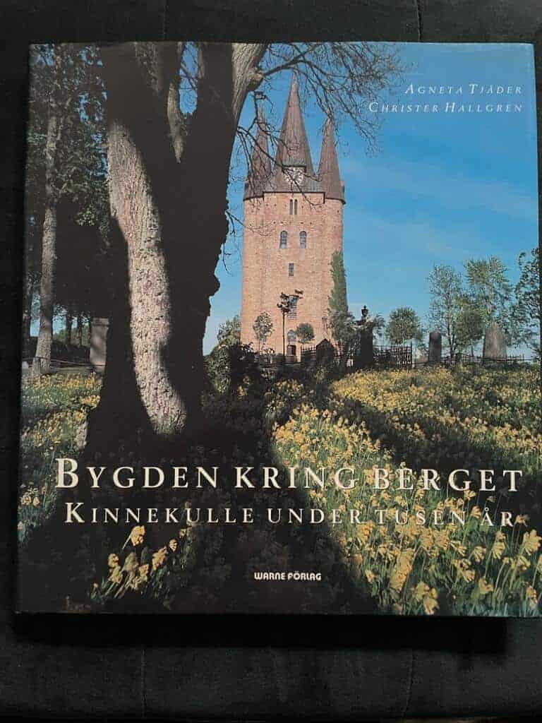 Tjäder, Agneta ; Hallgren, Christer : Bygden kring berget