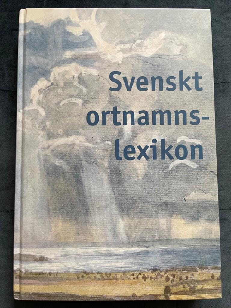Torsten Andersson ; Eva Brylla ; Lennart Hagåsen ; Svante Strandberg ; Ulla Swedell ; Mats Wahlberg ; Per Vikstrand ; Lennart Elmevik ; Staffan Fridell ; Leif Nilsson : Svenskt Ortnamnslexikon
