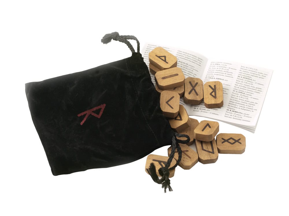 Tuan, Laura ; Scarabeo, Lo : Wooden runes - ancient northern magic