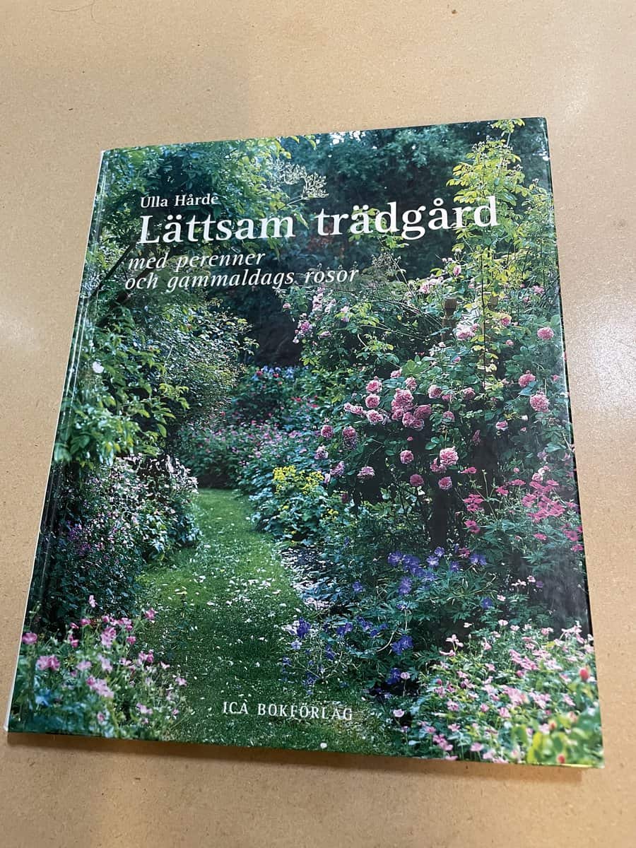 Hårde,Ulla : Lättsam trädgård med perenner och gammaldags rosor