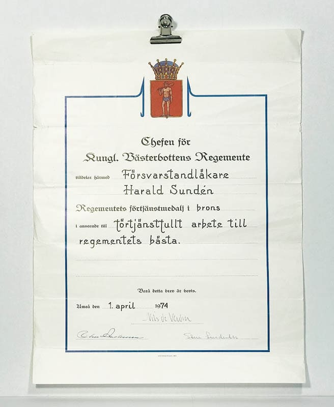 [Västerbottens Regemente ; I 20/Fo 61]. Sundén, Harald (1908-2004) : Chefen för Kungl. Västerbottens Regemente tilldelar härmed Försvarstandläkare Harald Sundén Regementets förtjänstmedalj i brons ... Umeå 1 april 1974.