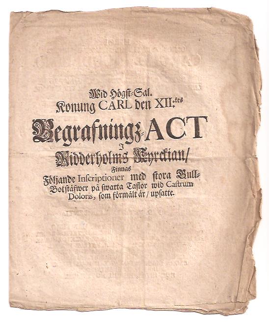 Wid högst-sal. Konung Carl den XII:tes begrafningz-act i Ridderholms kyrckian, finnas följande inscriptioner med stora gull-bokstäfwer på swarta taflor wid castrum doloris, som förmält är, upsatte