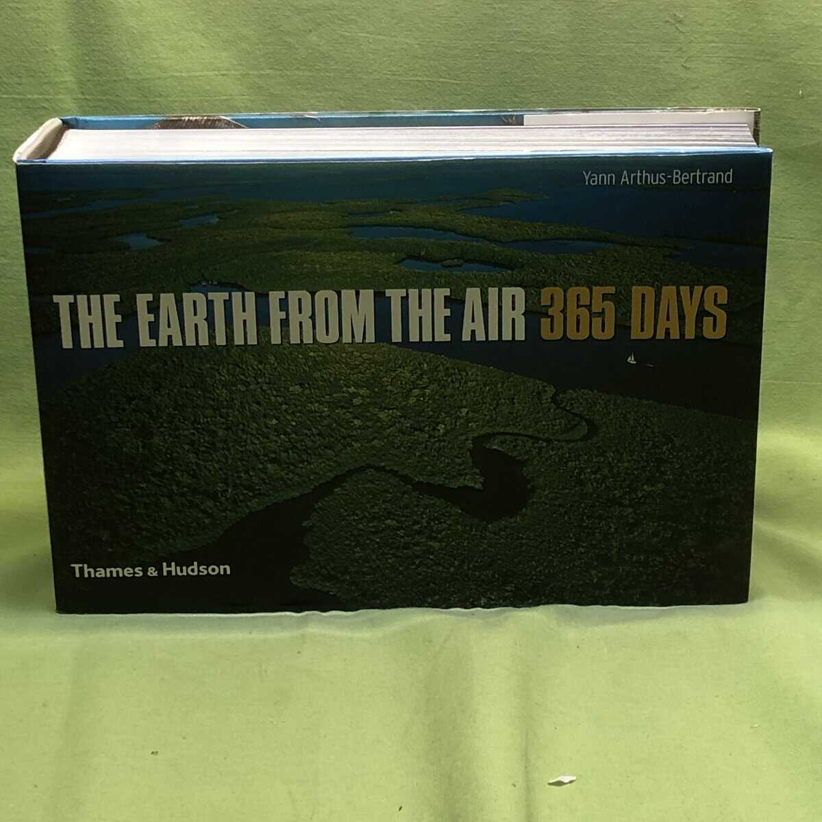 Yann Arthus-Bertrand : The earth from the air 365 days